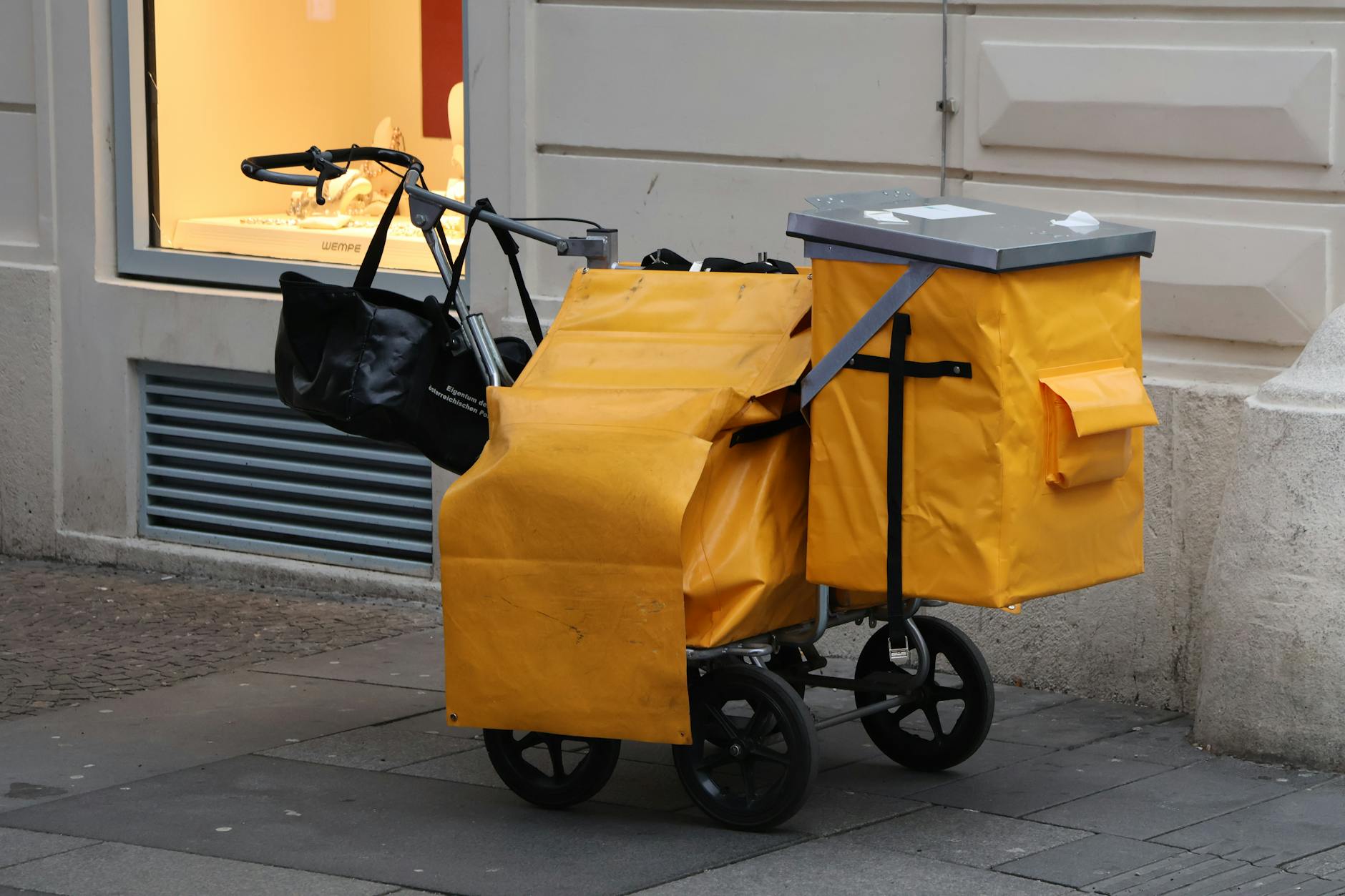 API自动化测试工具对比：Postman与AI生成用例的效率实测