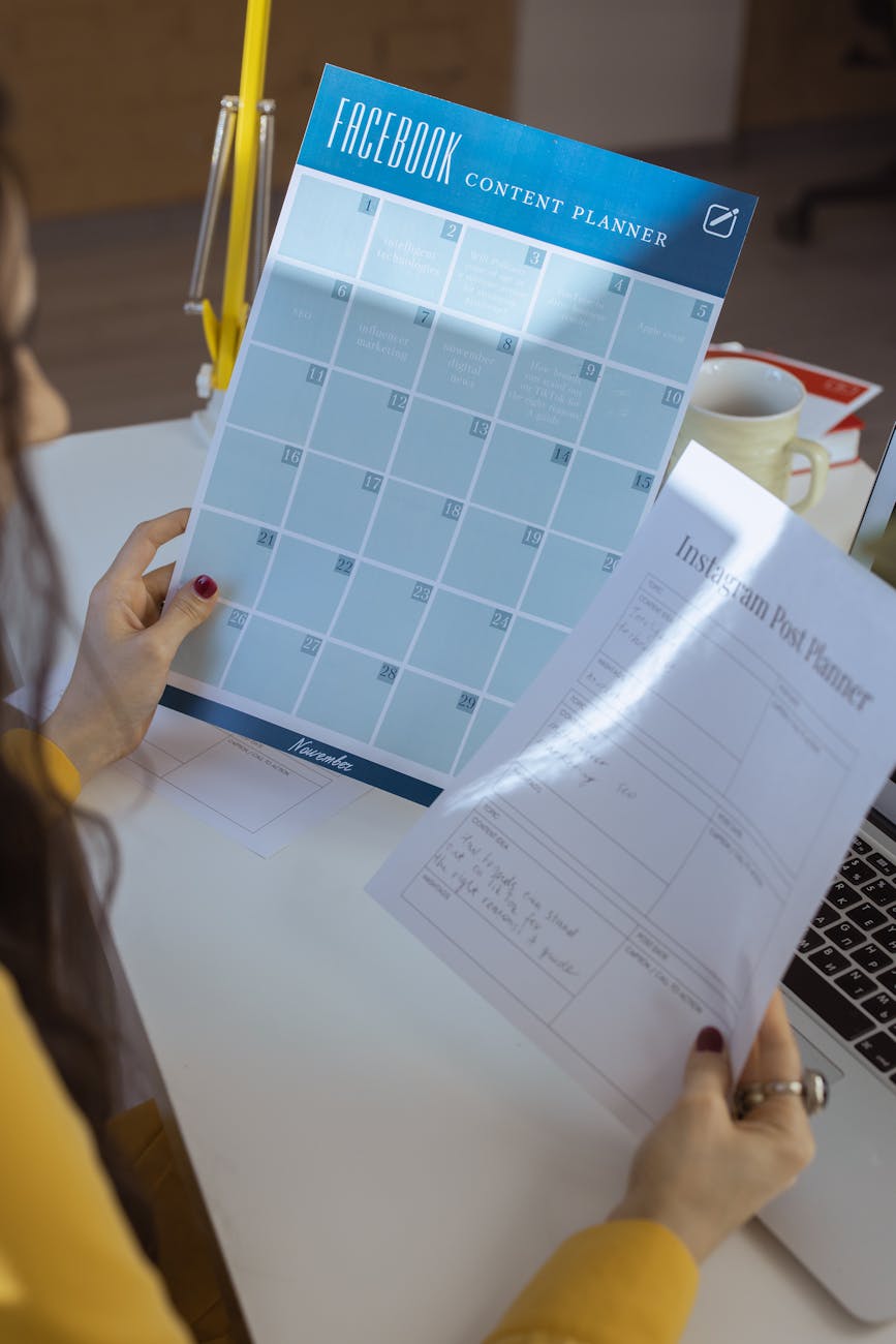 社媒运营排期系统：企编云日历合成图批量发布案例